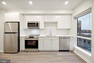3449 Scotts Ln, Unit A206 in Philadelphia, PA - Building Photo