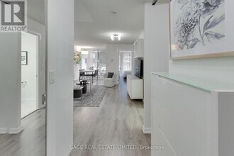 111 Elizabeth St in Toronto, ON - Building Photo - Building Photo