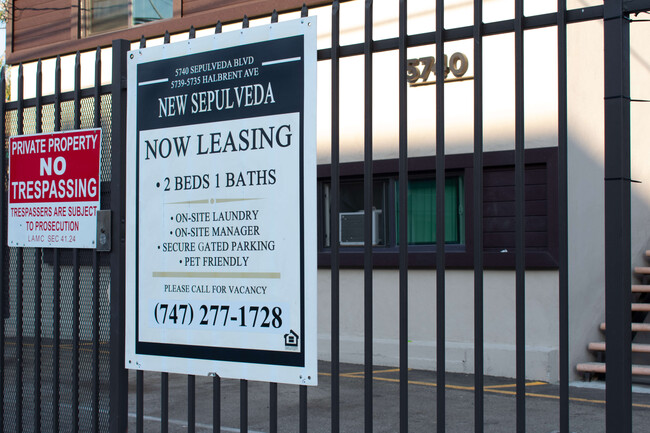 New Sepulveda Apartments II in Van Nuys, CA - Foto de edificio - Building Photo