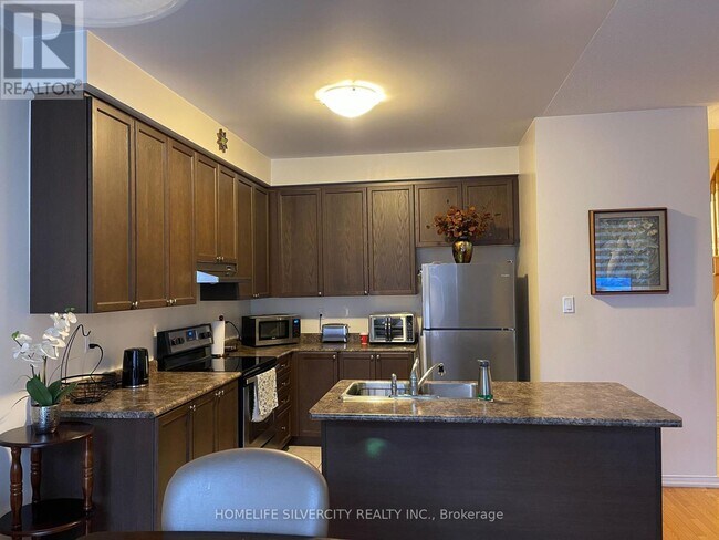 34 Sussexvale Dr in Brampton, ON - Building Photo - Building Photo