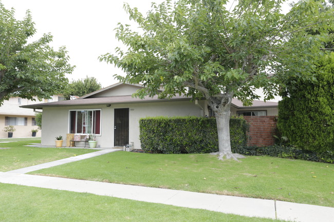 1558 Coriander Dr in Costa Mesa, CA - Foto de edificio - Building Photo