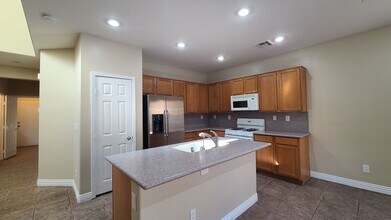 9268 W Sunny Oven Ct in Las Vegas, NV - Building Photo - Building Photo