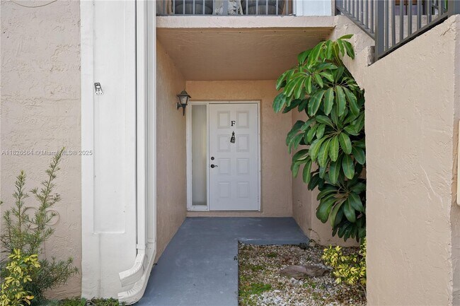 1160 Washington Cir in Homestead, FL - Building Photo - Building Photo