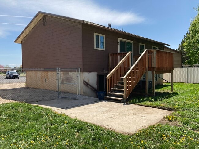 2377 S 400 W in Clearfield, UT - Foto de edificio - Building Photo