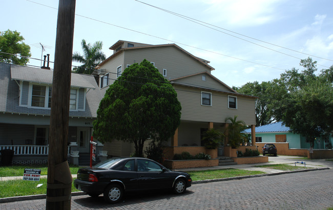 547 Grove St N in St. Petersburg, FL - Foto de edificio - Building Photo