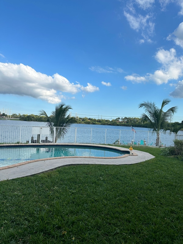 14141 SW 129th Ave in Miami, FL - Foto de edificio - Building Photo