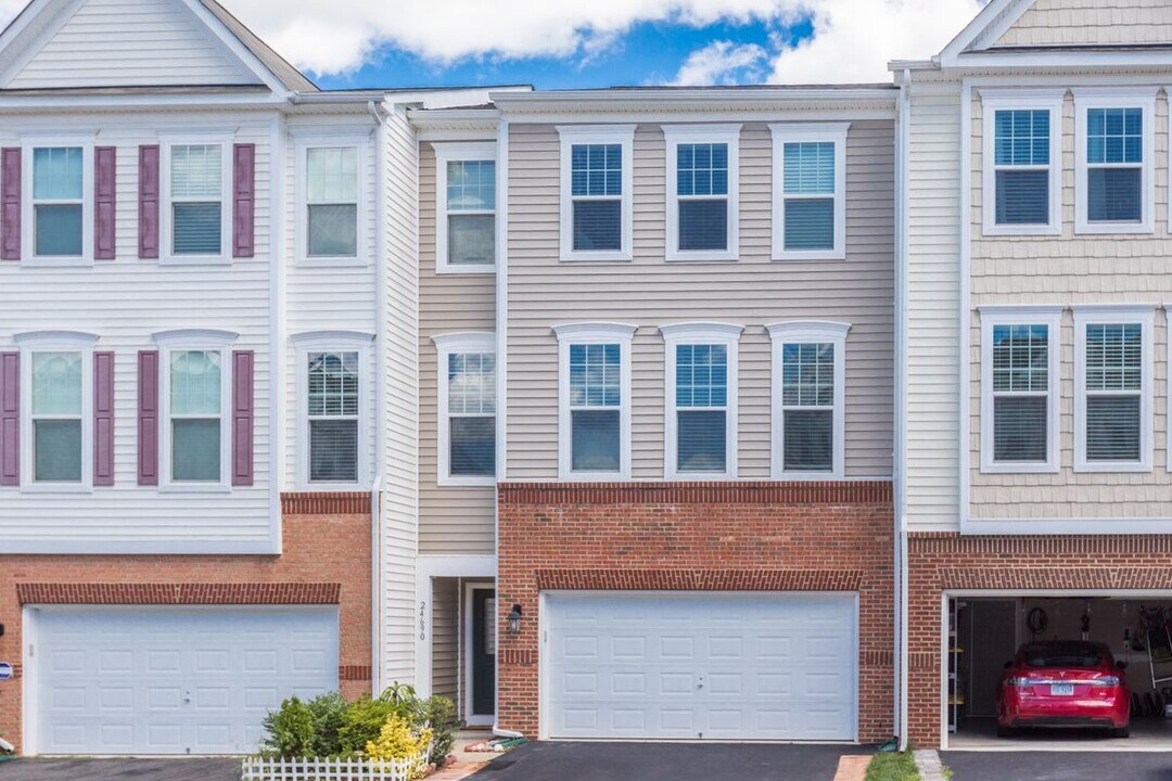 24690 Capecastle Terrace in Aldie, VA - Building Photo