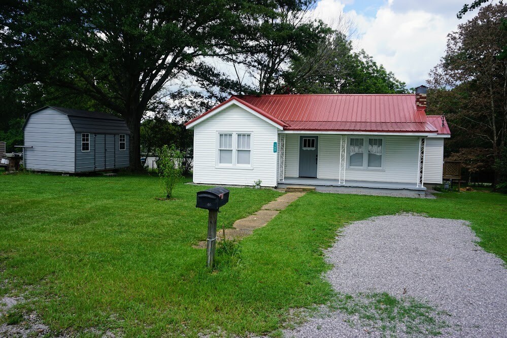 180 Chestnut Cir in Hamilton, AL - Building Photo