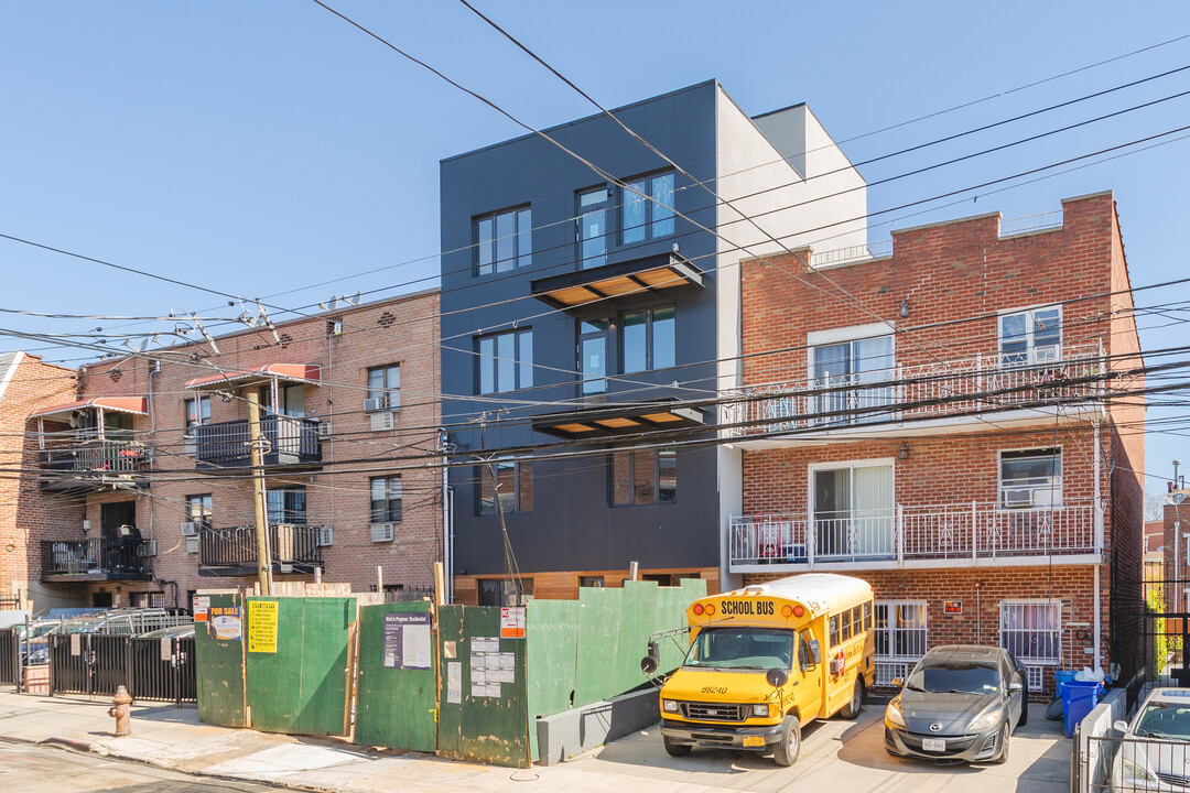 5615 Van Cleef St in Flushing, NY - Building Photo