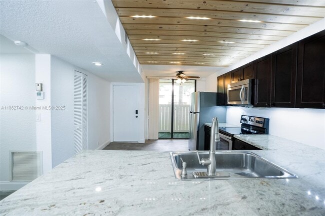 2941 SW 87th Ave in Davie, FL - Building Photo - Building Photo