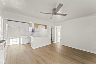 8006 S New Hampshire Ave in Los Angeles, CA - Building Photo - Building Photo