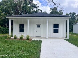 8123 Suskin Ave in Jacksonville, FL - Building Photo