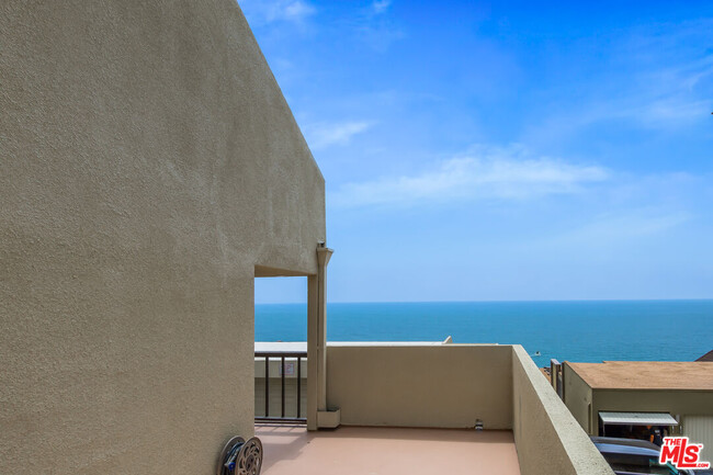 18057 Coastline Dr in Malibu, CA - Foto de edificio - Building Photo