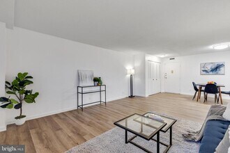 2030 N Adams St in Arlington, VA - Foto de edificio - Building Photo