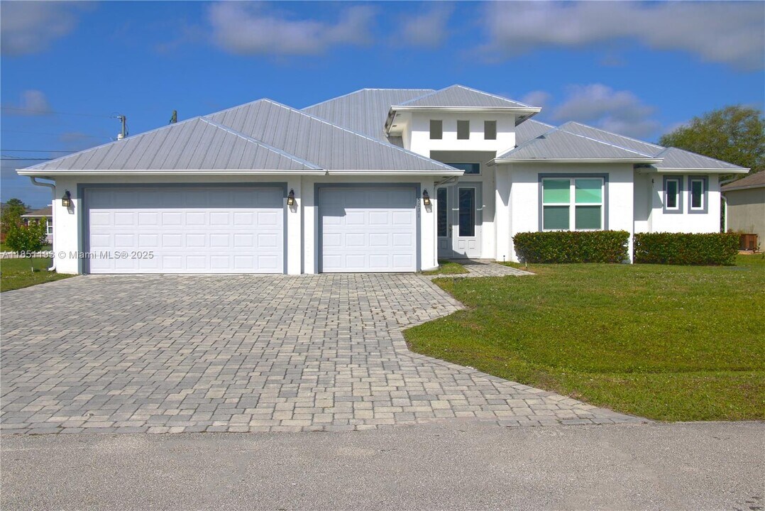 5231 NW Iredell St in Port St. Lucie, FL - Building Photo