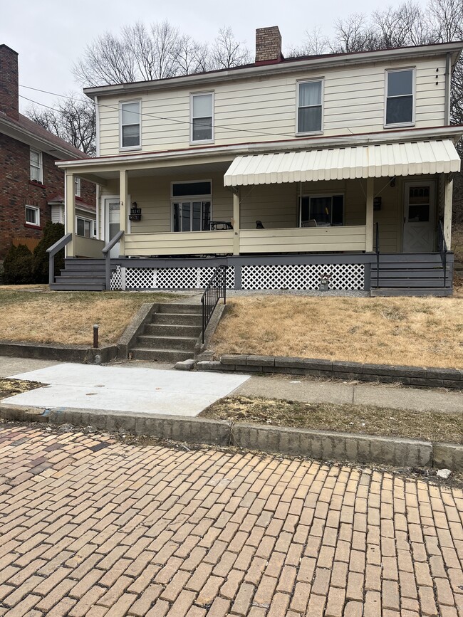 114 Greydon Ave, Unit 2 Bedroom Duplex in Mckees Rocks, PA - Foto de edificio - Building Photo