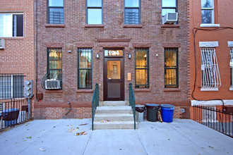 194 Eldert St in Brooklyn, NY - Foto de edificio - Building Photo