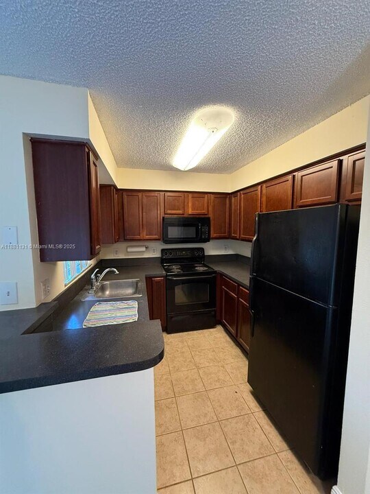 7650 Westwood Dr in Tamarac, FL - Building Photo