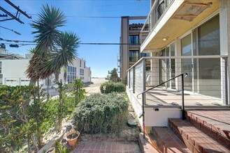 15 Spinnaker St, Unit 1 in Marina Del Rey, CA - Building Photo - Building Photo