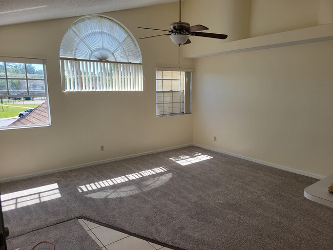 2488 Sweetwater Club Cir, Unit 76 in Kissimmee, FL - Foto de edificio - Building Photo