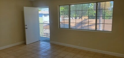 11749 4th Ave, Unit 4 in Lynwood, CA - Foto de edificio - Building Photo