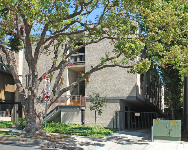 1114 N Kings Rd in West Hollywood, CA - Building Photo - Building Photo