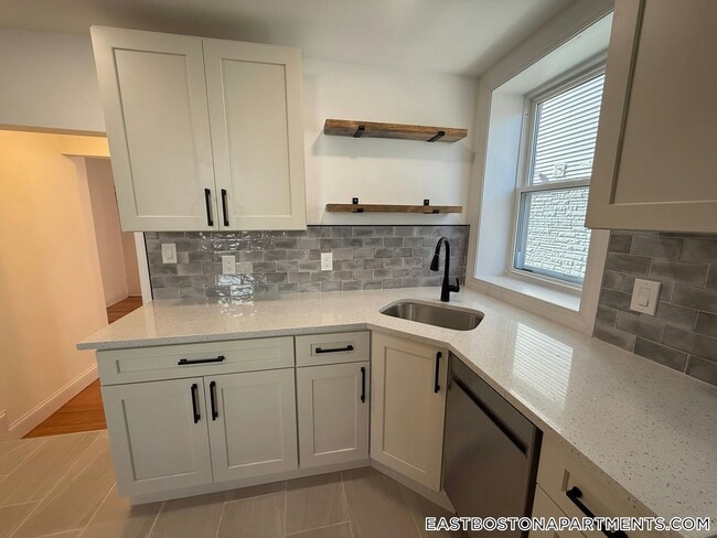 20 Chelsea St, Unit 1 in Boston, MA - Foto de edificio - Building Photo