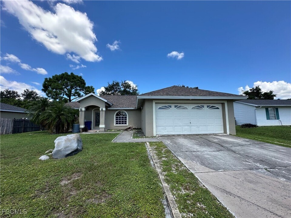 8069 Anhinga Rd in Ft. Myers, FL - Building Photo