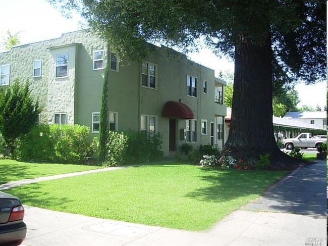 Renee Apartments in Santa Rosa, CA - Foto de edificio - Building Photo