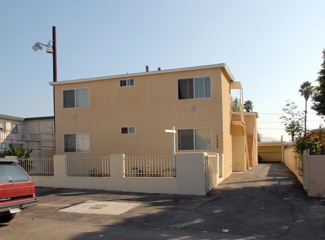 7226 Troost Ave in North Hollywood, CA - Foto de edificio - Building Photo