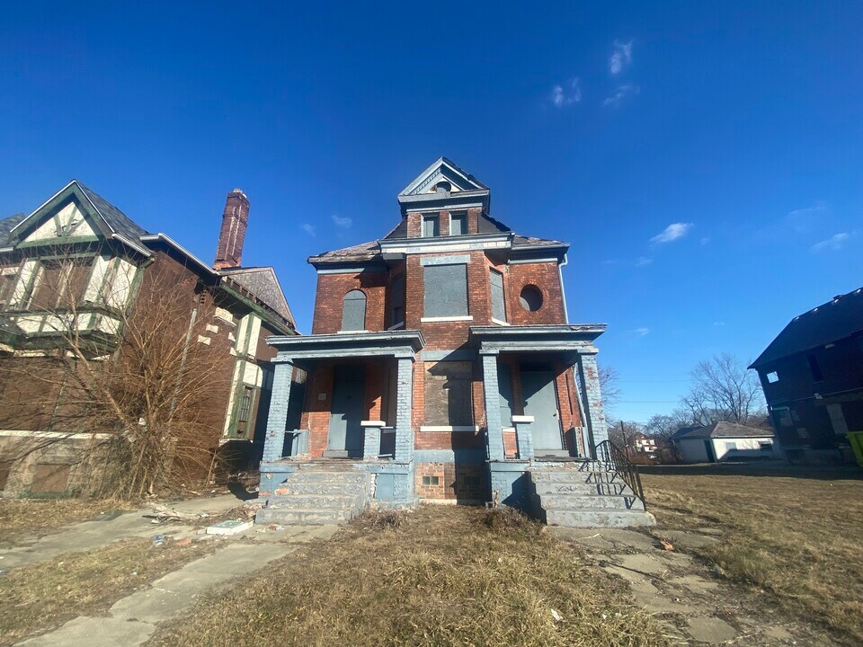 1104 E Grand Blvd in Detroit, MI - Building Photo