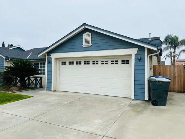 575 W Cinnamon Ave in Hanford, CA - Building Photo - Building Photo