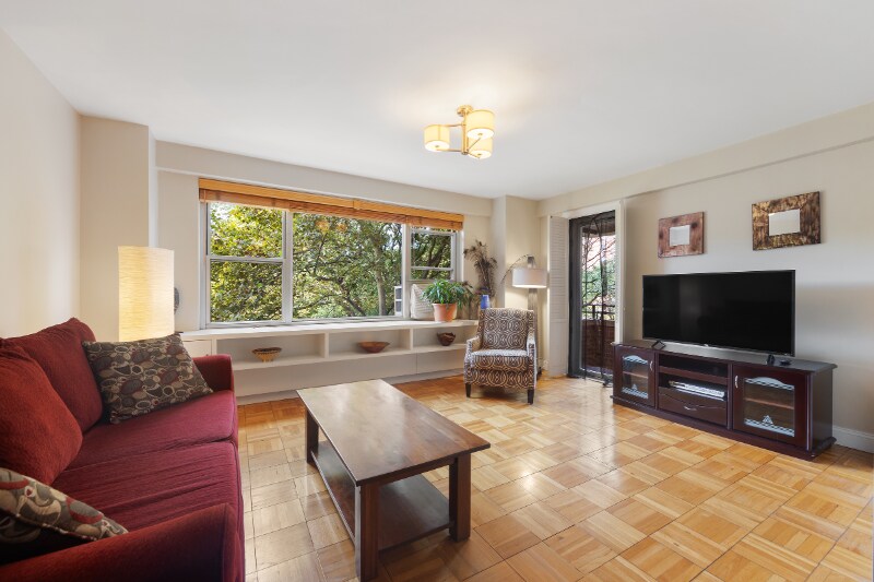 572 Grand St in New York, NY - Building Photo