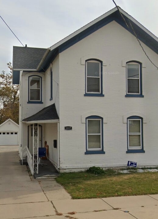 1117 S 8th St in Manitowoc, WI - Building Photo