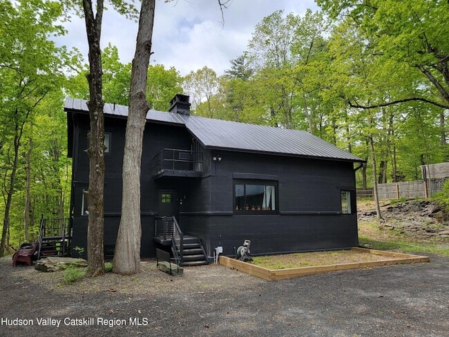 property at 1905 Glasco Turnpike
