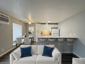 Lincoln Crest Apartments - Renovated Apart in Stockton, CA - Building Photo - Interior Photo