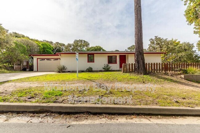 901 Sinex Ave in Pacific Grove, CA - Building Photo - Building Photo