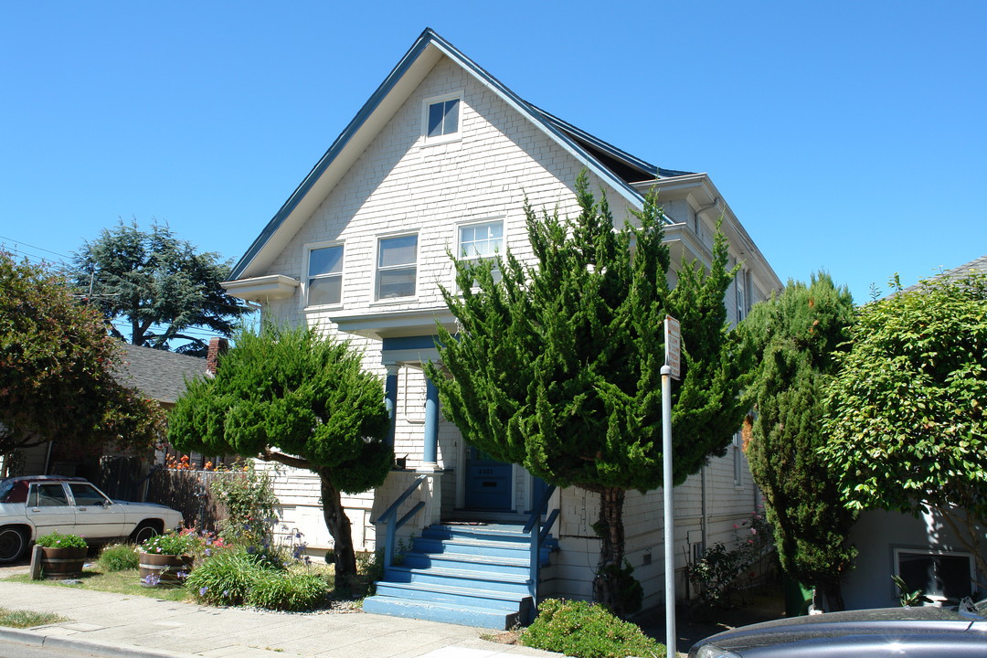 5923-5925 Whitney St in Oakland, CA - Building Photo