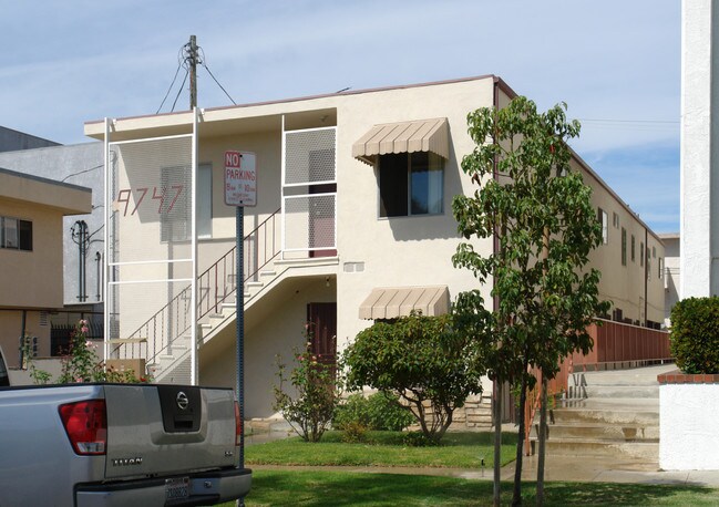 9747 Charnock Ave in Los Angeles, CA - Foto de edificio - Building Photo