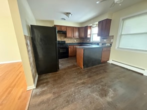 5838 W Montrose Ave, Unit 2S in Chicago, IL - Building Photo - Building Photo