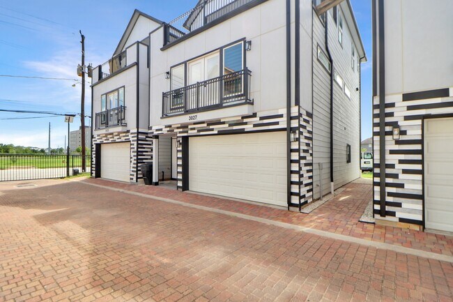 property at 3027 Clinton Dr