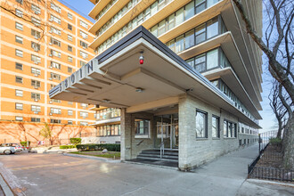 Beach Point Tower in Chicago, IL - Building Photo - Building Photo