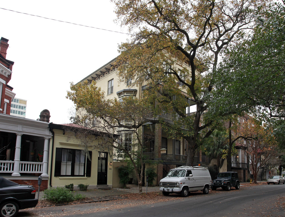 112 E Harris St in Savannah, GA - Building Photo