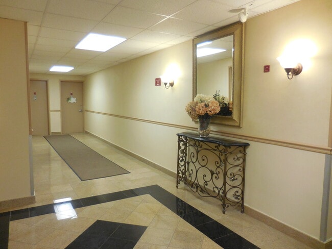 101 Jackson Ave, Unit 2G in Mineola, NY - Building Photo - Building Photo