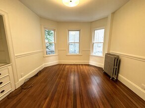 11 E Milton Rd, Unit #1 in Brookline, MA - Foto de edificio - Building Photo