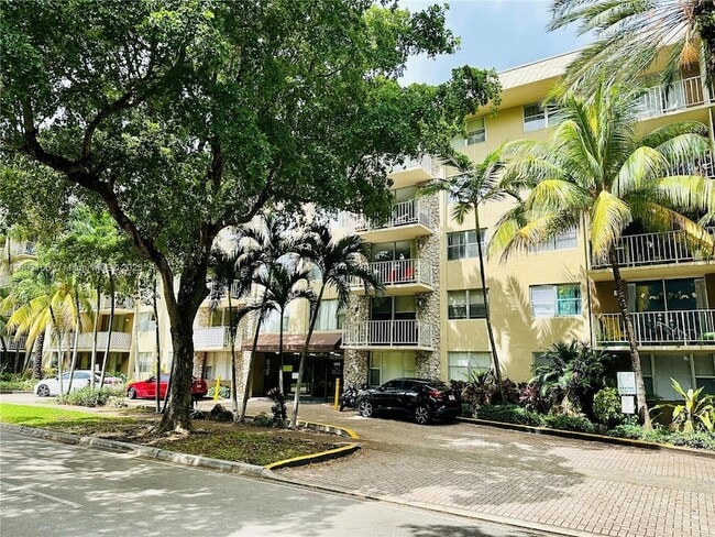1805 Sans Souci Blvd, Unit 418 in North Miami, FL - Building Photo - Building Photo