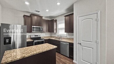 6312 Juniper Vw in New Braunfels, TX - Foto de edificio - Building Photo