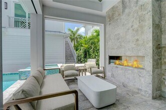 888 10th Ave S in Naples, FL - Foto de edificio - Building Photo