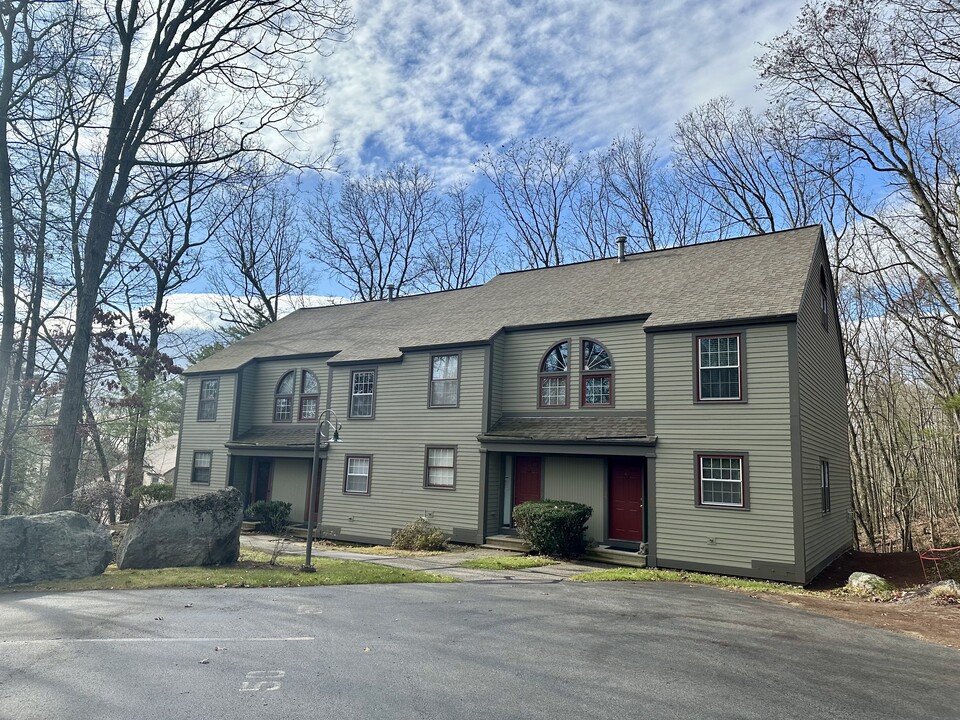 1465 Hooksett Rd in Hooksett, NH - Building Photo