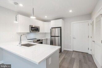 3449 Scotts Ln, Unit B216 in Philadelphia, PA - Foto de edificio - Building Photo